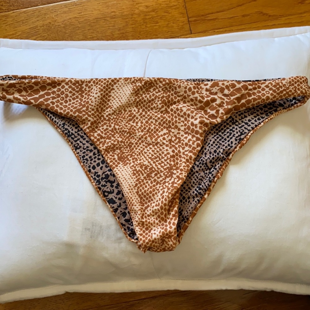 Acacia bottoms. Never worn. Size large but fits smaller.